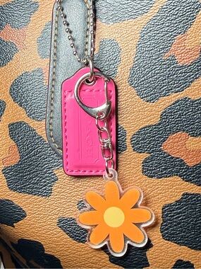 Coach Hang Tag in Hot Pink 💕 + daisy charm 🌼